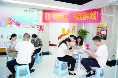 8月17日,即开型福利彩票“幸福黄河口”全国首发上市暨“为福添彩·护苗成长”公益项目启动仪式在东营举办,并在我省其他8个沿黄城市设立分会场。以黄河为根,以文化为魂,以彩票为体,以公益为用,积极探索“地名+彩票”新形式,本次彩票发布将成为黄河地名文化的一次生动实践。
